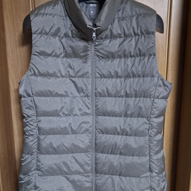 유니클로 여성 경량 패딩조끼 L