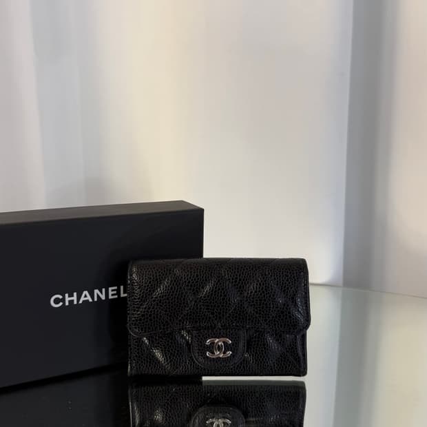 샤넬 클래식 카드 홀더 그레인드 카프스킨 & 실버 메탈 블랙