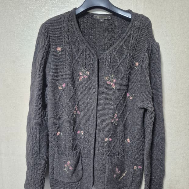 써스데이아일랜드 몸판 꽃자수 가디건