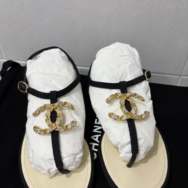 정품)샤넬 CC 로고 쪼리샌들