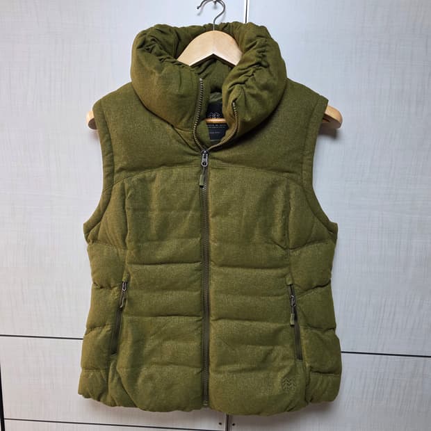 코오롱 카키색 넥 패딩 조끼 (여자패딩조끼)