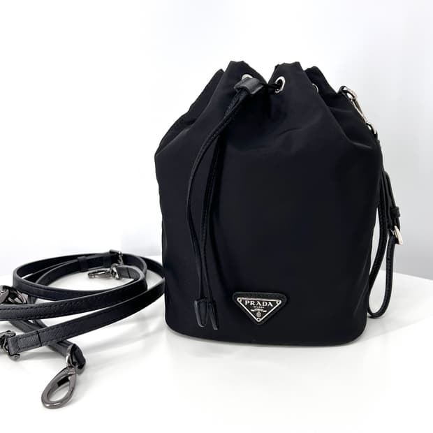 [감정완료] 프라다 나일론 버킷 파우치 블랙 (1NS369)