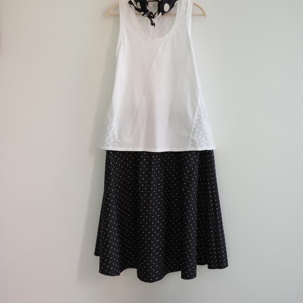 unique 
• 블랙 플리츠 도트 스커트