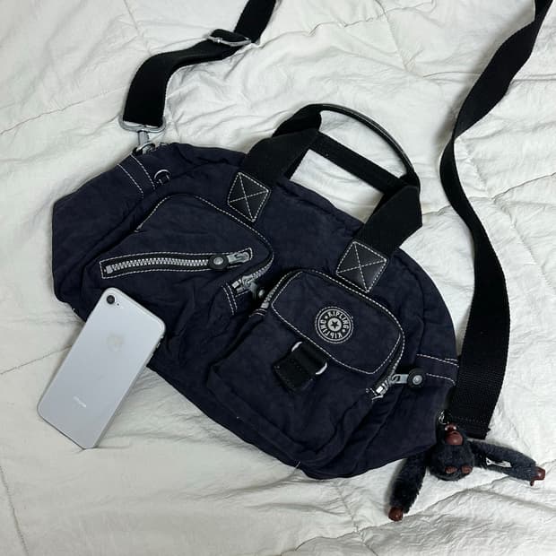 키플링 차콜 숄더 크로스백