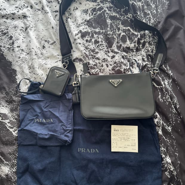 프라다 사피아노 에나멜 가죽 크로스백