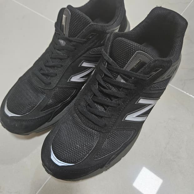 뉴발란스 990v5 블랙