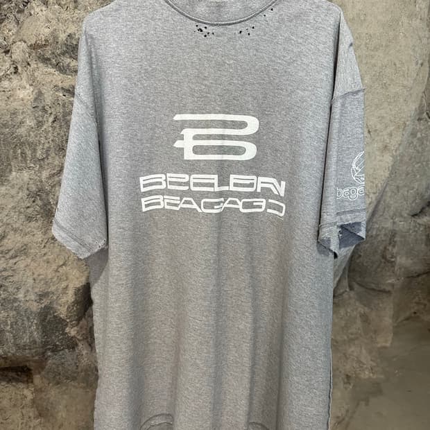 발렌시아가 AI 제너레이티드 미디움 핏 티셔츠 