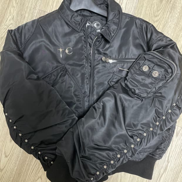 떠그클럽 항공점퍼 판매합니다.