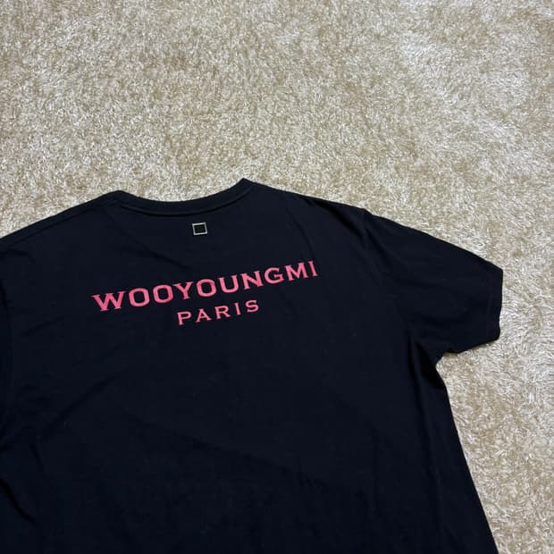 우영미 백로고 반팔티 블랙