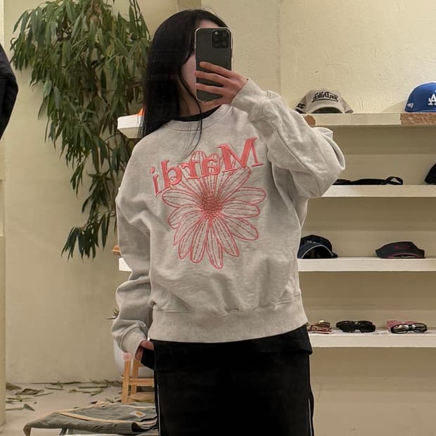 마르디 메크르디 플라워 자수 맨투맨 U431