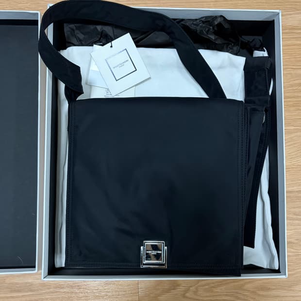 우영미 나일론 크로스바디 백 블랙