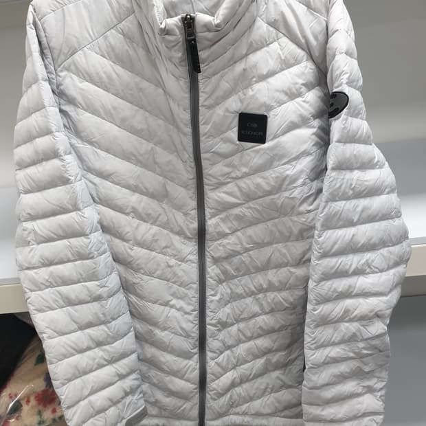 아이더 정품 화이트 구스경량패딩 110사이즈 팝니다
