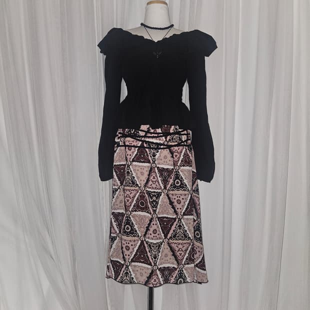 viva presto 빈티지 레드빈 트라이앵글 패턴 라인 스커트