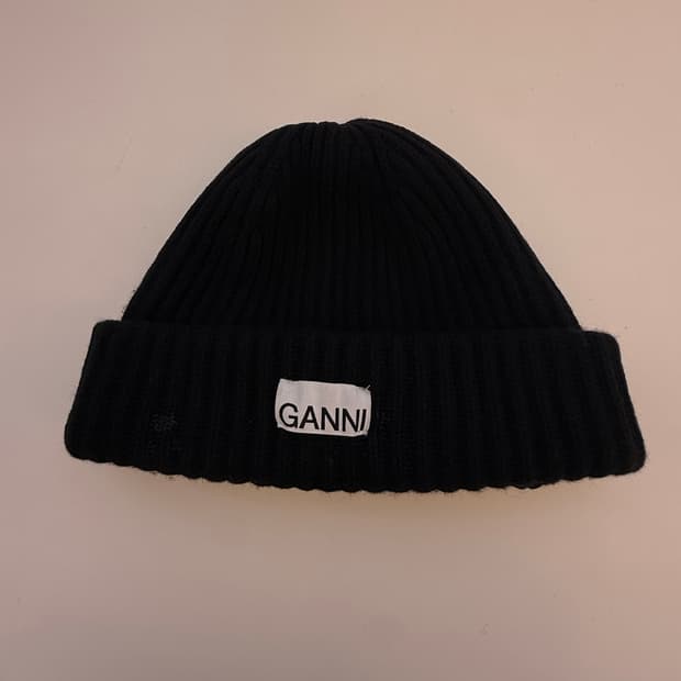 가니(GANNI) 로고 패치 울 리브드 비니 