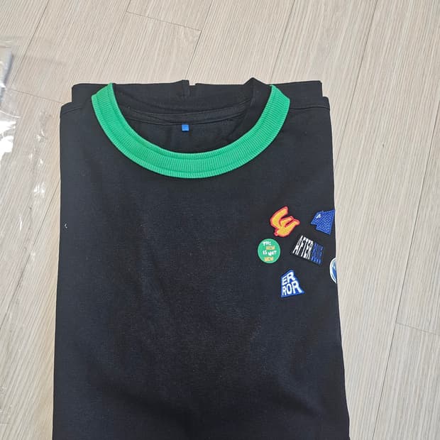 아더에러 배지 티셔츠 블랙 판매합니다 