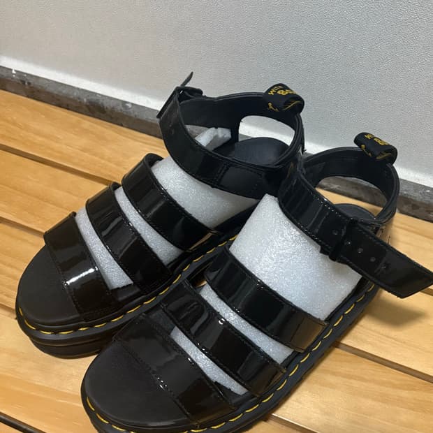 닥터마틴 샌들 클라리사 유광