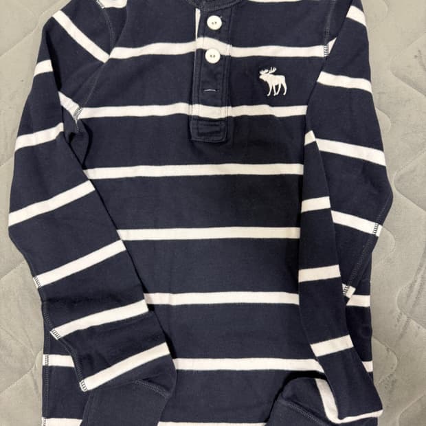 아베크롬비  스트라이프  새상품 인데  보관  미스  엄청  조금  흠?