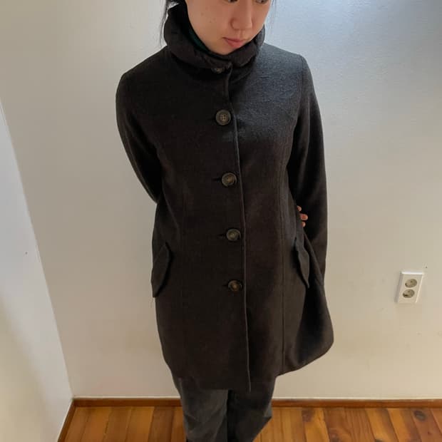 브라운 넥라인 코트