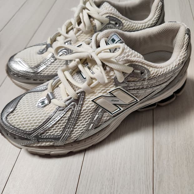 새상품급)뉴발란스 운동화 1906 M1906REE 사이즈275

몇번 안