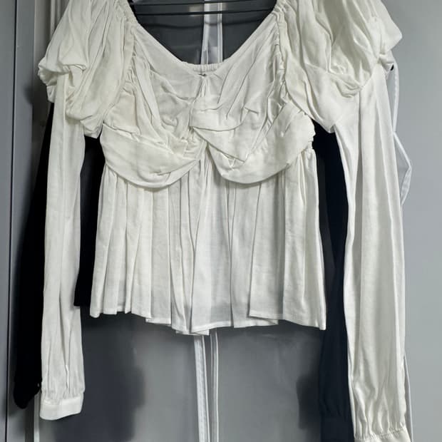 더티스 트위스트 프론트 퍼프 블라우스 아이보리