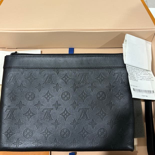 루이비통 모노그램 쉐도우 포쉐트 클러치
