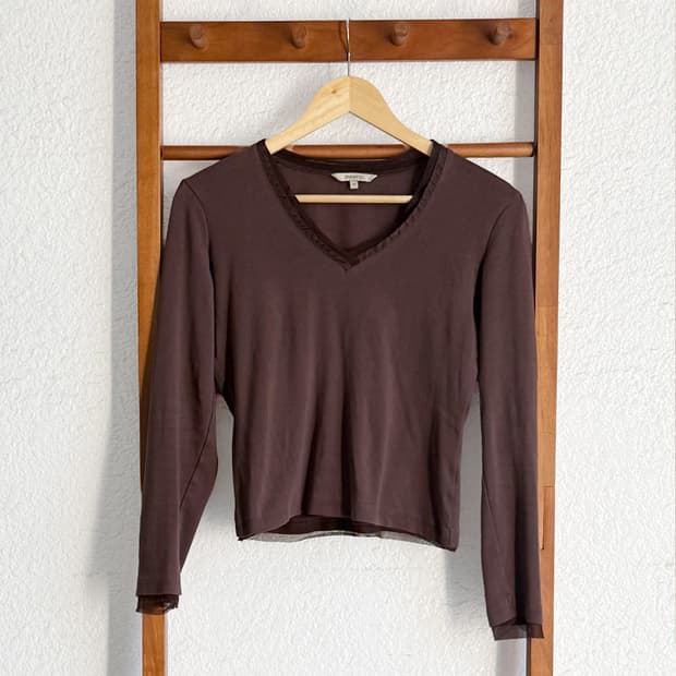 코코아 레이스 브이넥 티