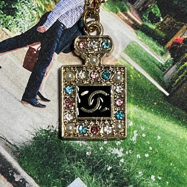 샤넬 No.5 퍼퓸 보틀 크리스탈 업사이클링 골드 목걸이 블랙