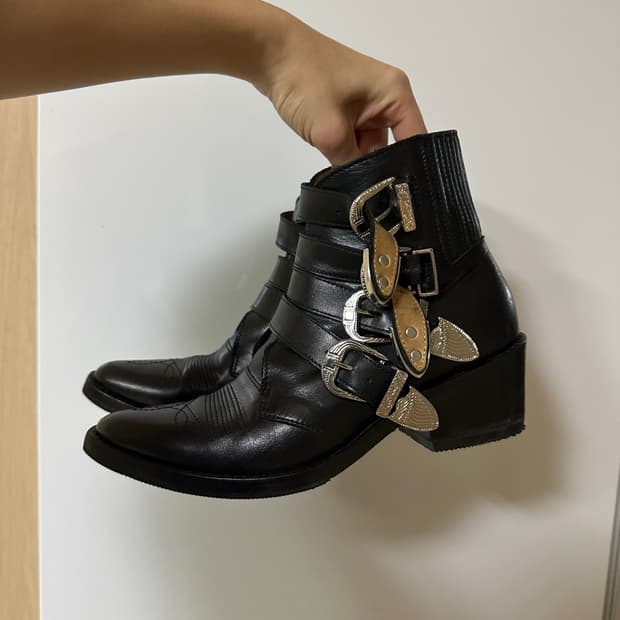 토가 풀라(Toga Pulla) 버클 스트랩 미드힐 부츠