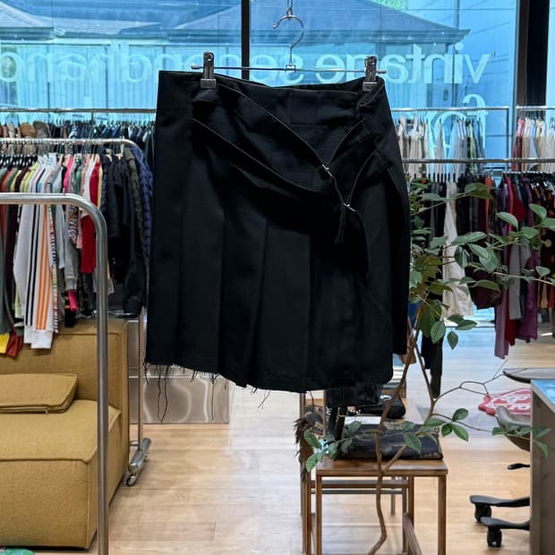 제이디드 런던 블랙 버클 핀턱 미니스커트 