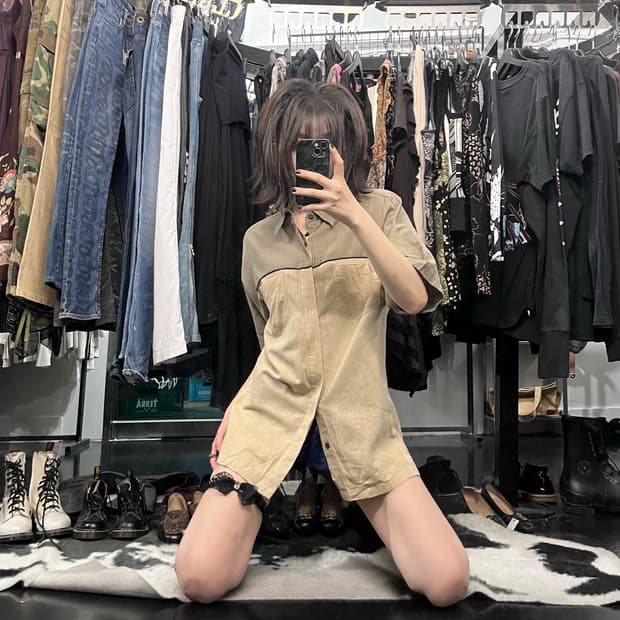 베이지 배색 반팔 셔츠