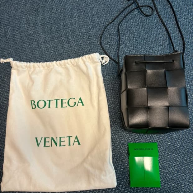 보테가베네타 스몰 카세트 크로스바디 버킷 백 블랙