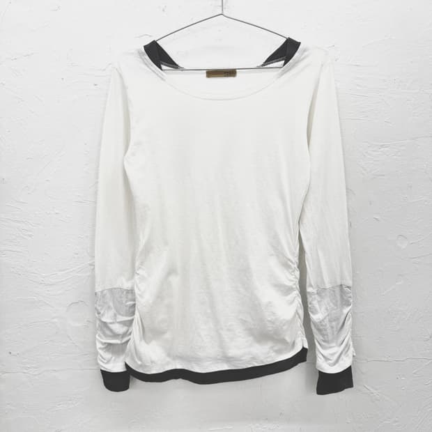 laru 핑거홀 셔링 롱슬리브