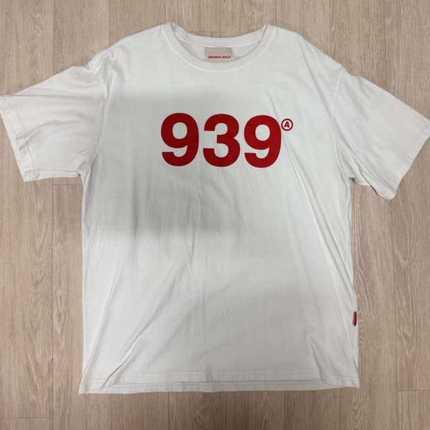 아카이브 볼드 939 시그니처 로고 반팔 티셔츠