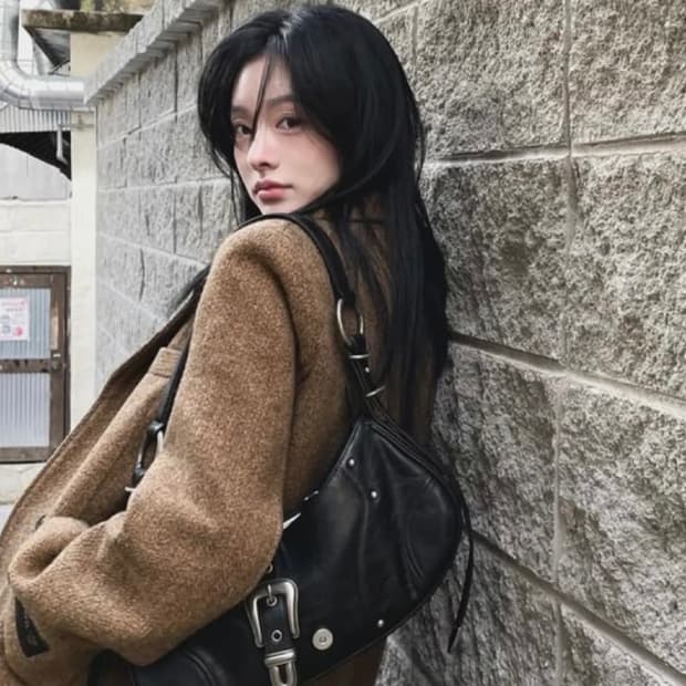 인사일런스 우먼 포우레더 버클 숄더백