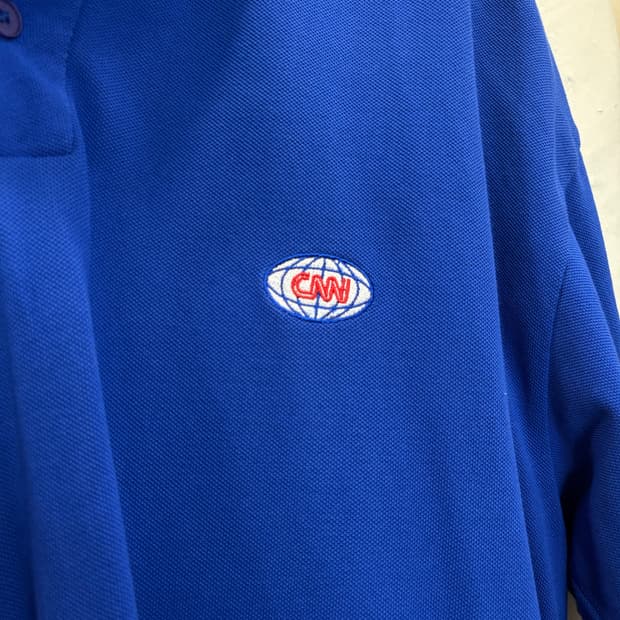 CNN 어패럴 지구본 자수 로고 오버핏 카라티 블루