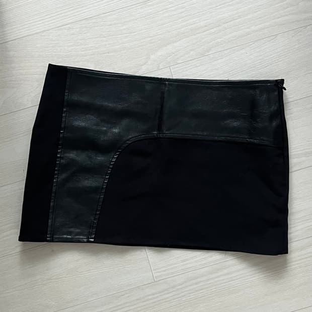 보헤미안 서울 로우라이즈 레더 패치 디테일 미니 스커트 블랙 M