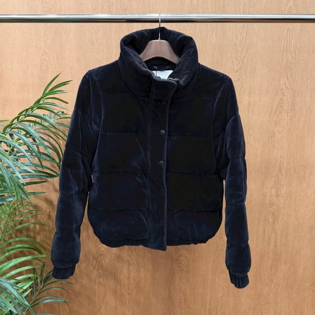 도나카란 뉴욕 스포츠 숏 패딩 점퍼 벨벳 퀄팅 빅 로고 패치 디테일 블랙