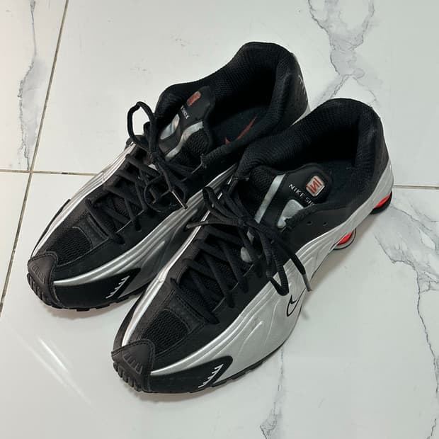 나이키 샥스 R4 메탈릭 실버 레드