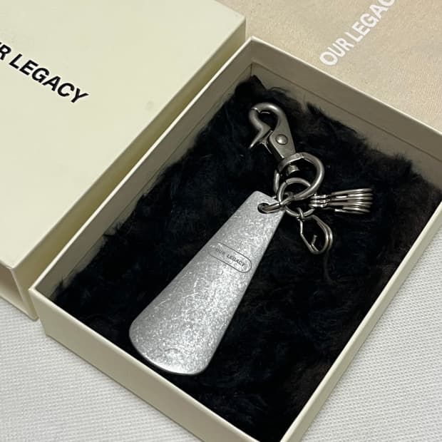 아워레가시 25fw SHOEHORN 키링