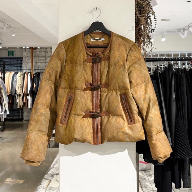 씨 바이 끌로에 브라운 레더 버클 구스다운 패딩