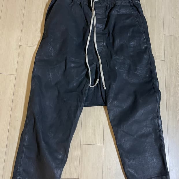 Rick Owens 레더 코팅 카고 쇼츠