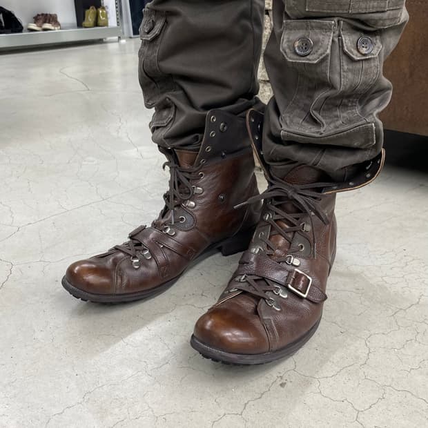 캐서린 햄넷 런던 투웨이 벨티드 레더 부츠