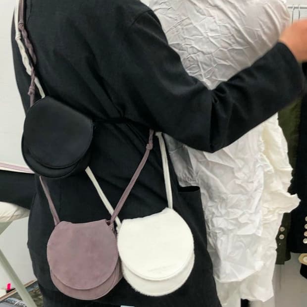 더뮤지엄비지터 미니 레더백 퍼플