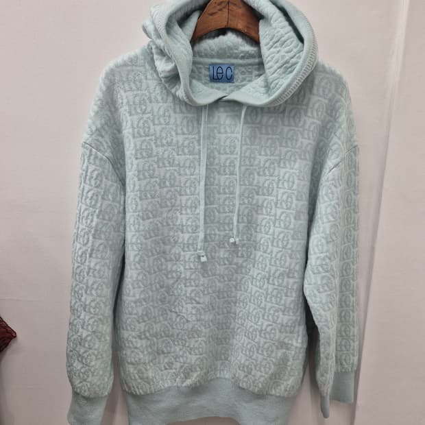LE CASHMERE 브랜드의 후드 
- 색상은 은은한 하늘색입