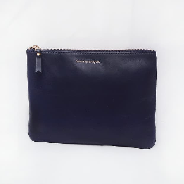 꼼데가르송 금장 로고 카프스킨 레더 클러치백