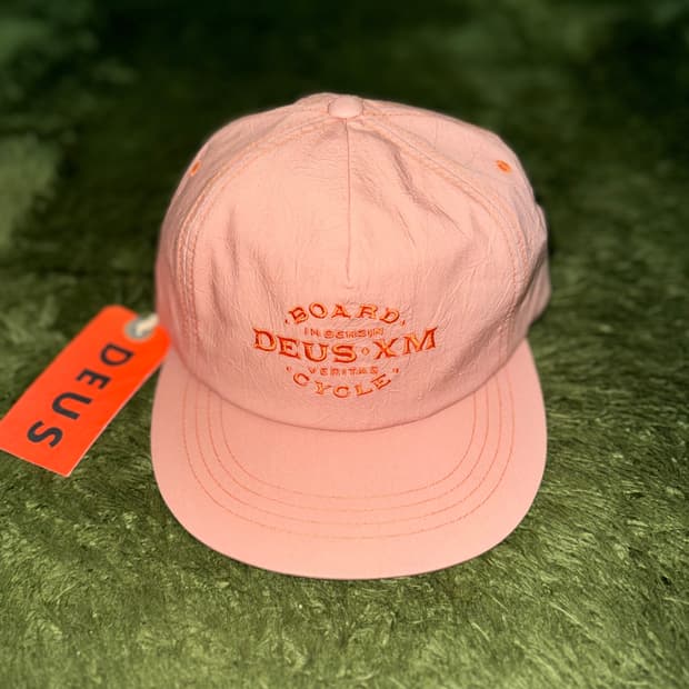 DEUS 데우스 엑스 마키나 보드 앤 사이클 자수 로고 캡 피치
