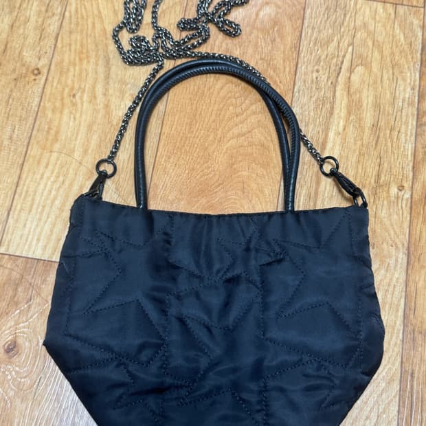 블랙 체인 크로스 퀼팅백