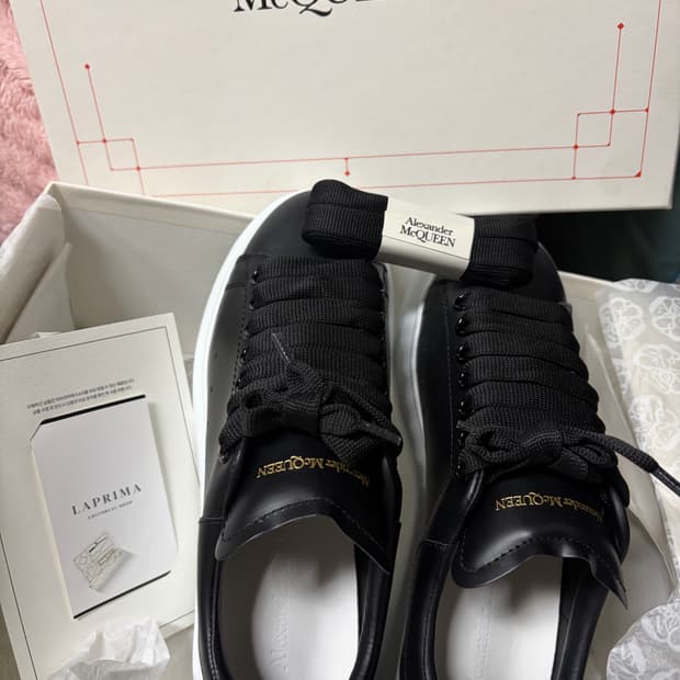 (새제품) 알렉산더 맥퀸 오버솔 스니커즈 블랙 235사이즈