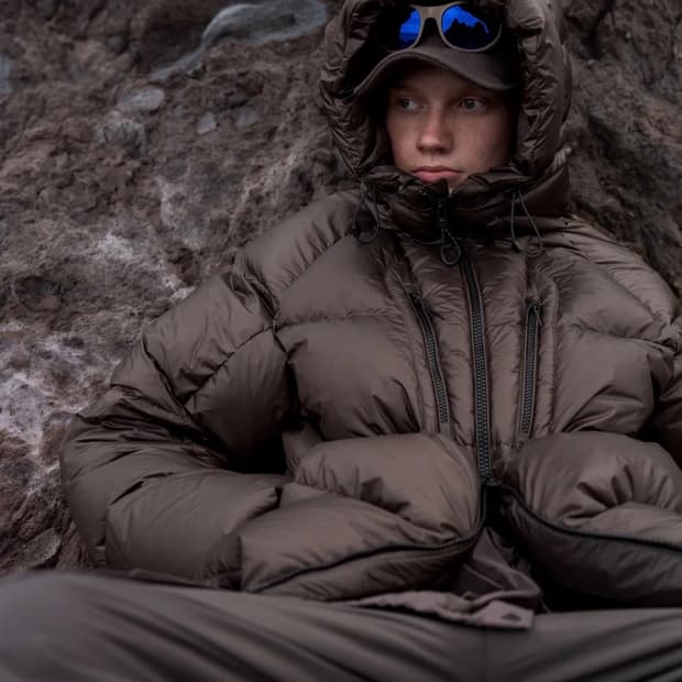 무신사 스탠다드 시티 레저 브라이트 후디드 다운 패딩 