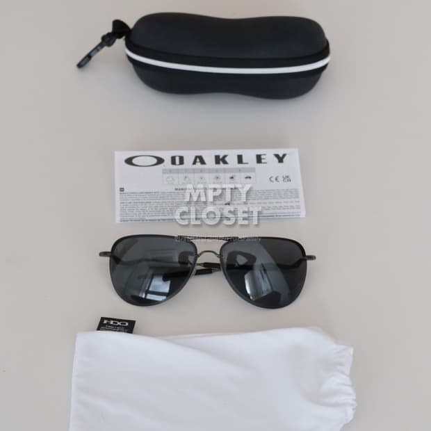 오클리 테일핀 Carbon / 그레이 편광 보잉선글라스